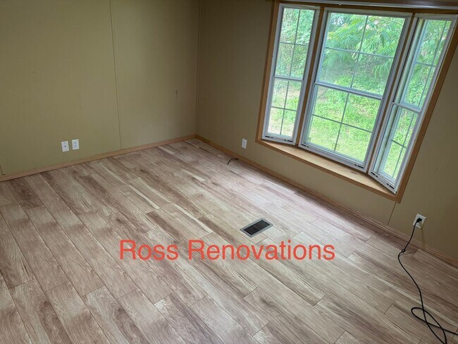 Building Photo - 2 Bedroom Available in West Portsmouth