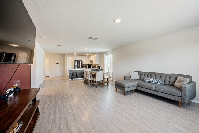 Building Photo - 5611 Elm Valley Dr