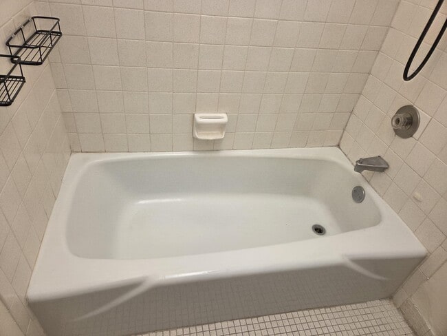 Building Photo - 3750 Inverrary Dr