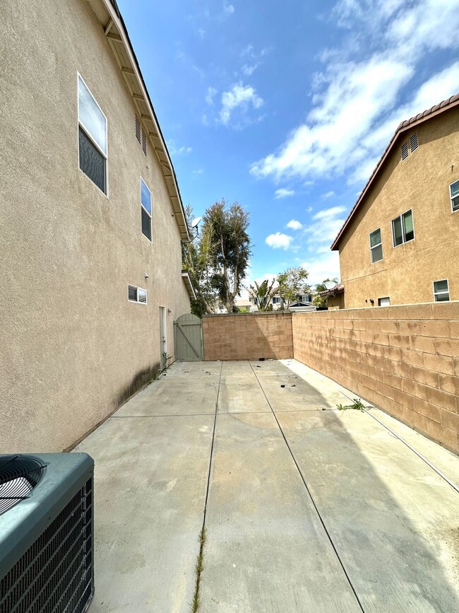 Building Photo - Spacious Family Oasis in the Heart of East...