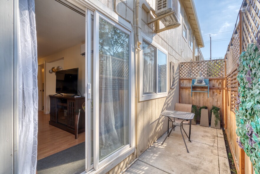 Building Photo - 1676 SE Marion St