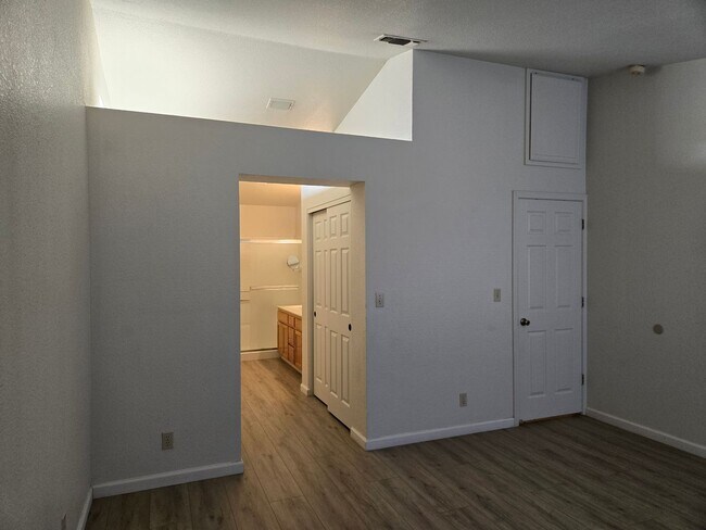 Building Photo - 369 Leffler Pl