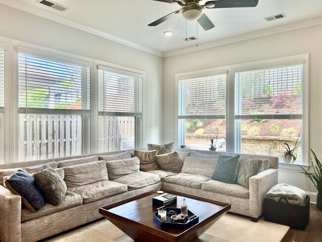 Building Photo - LUXURY TOWNHOME near Southend