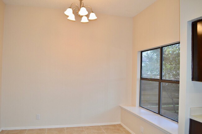 Building Photo - Beautifully updated move-in ready 3/2.5