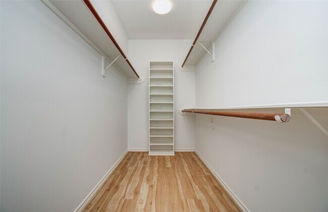 Building Photo - 1931 Woodbury St