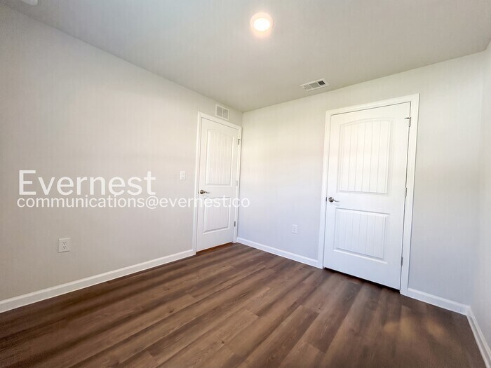 Building Photo - 8 Round Table Ln