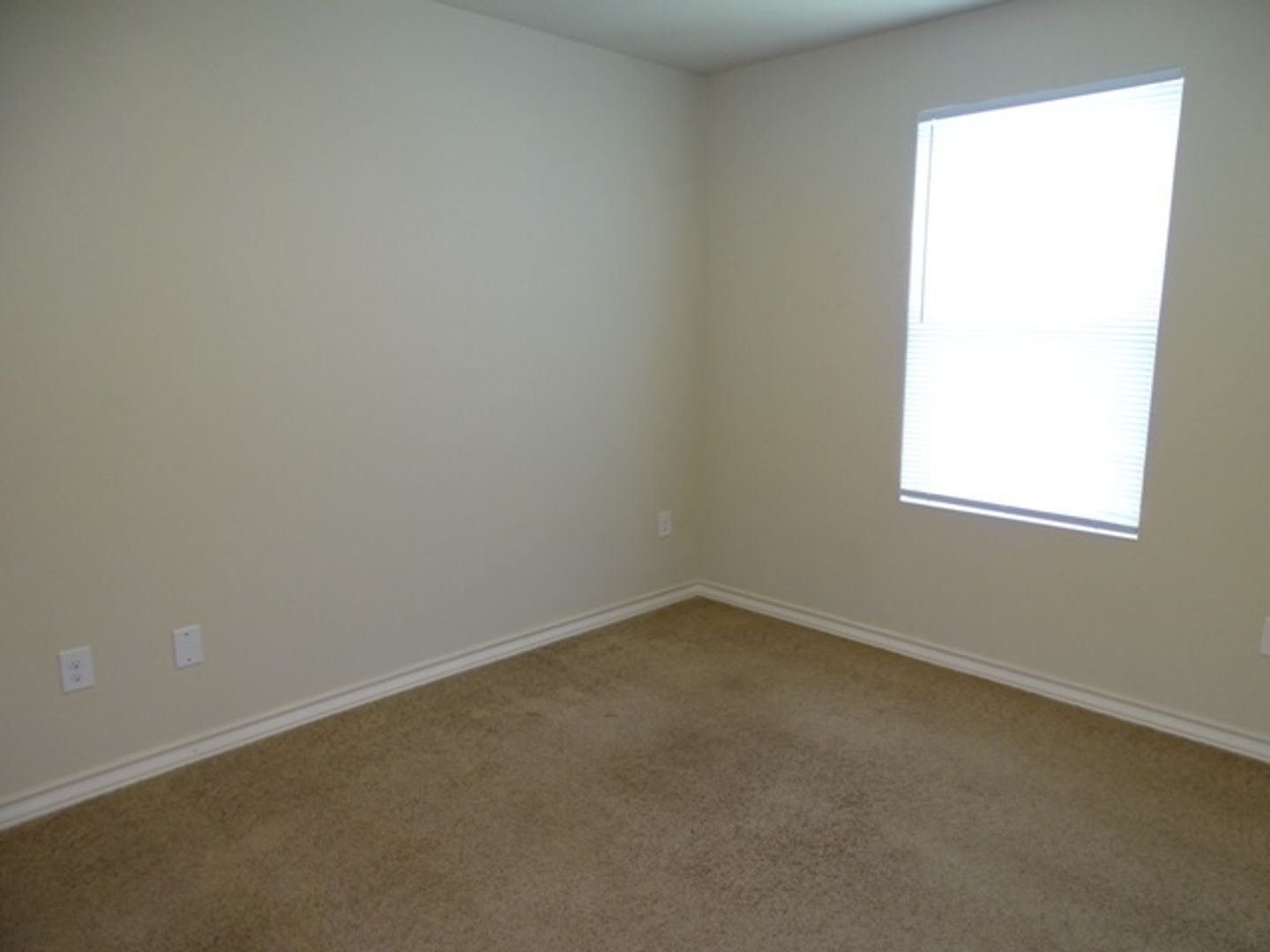 Building Photo - 7054 Lakeview Dr