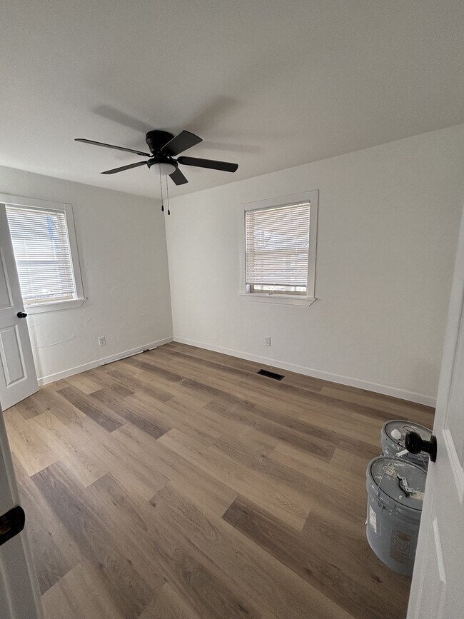 Building Photo - 915 S 6th St