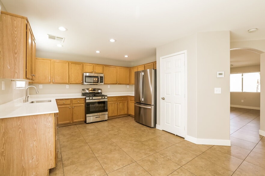 Building Photo - 10385 Adrianna Ave