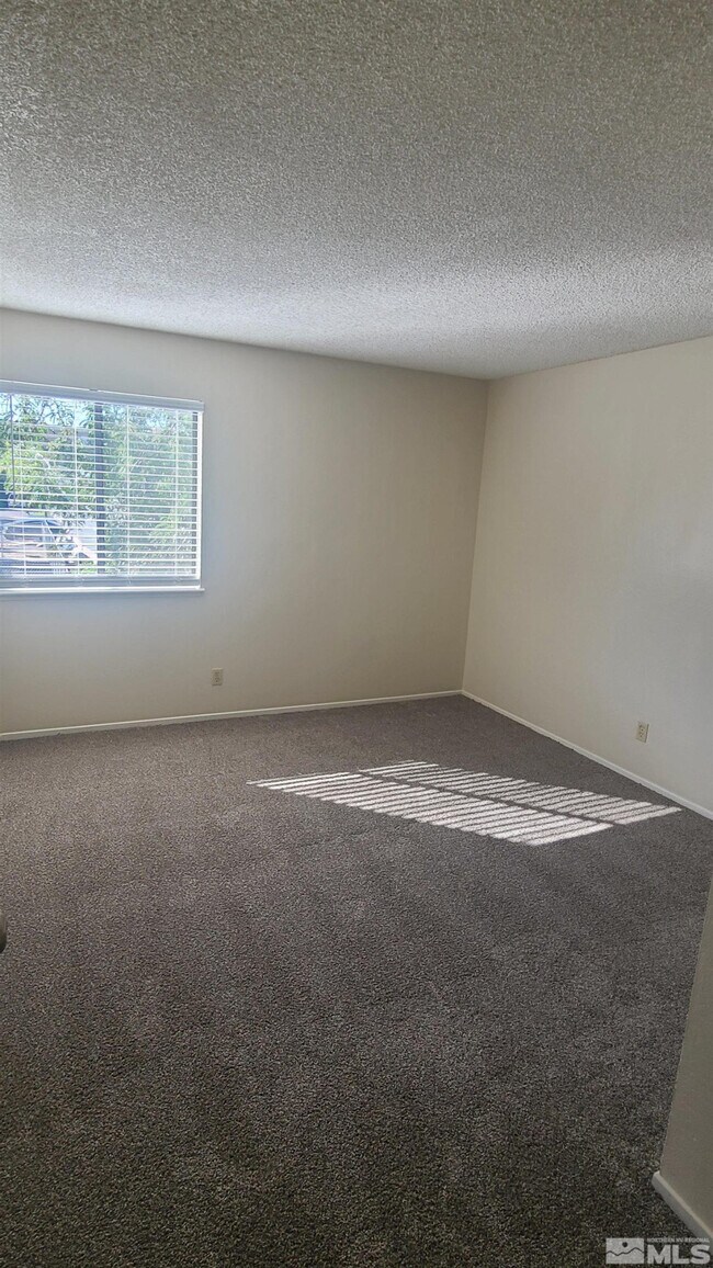 Building Photo - 2955 Lakeside Dr