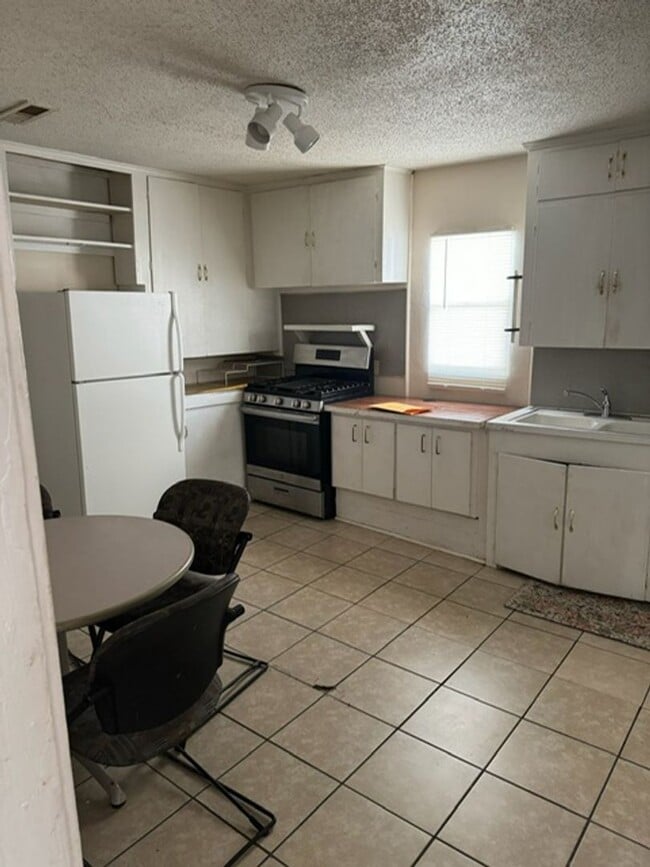 Building Photo - 2 bed/ 1 bath single family home