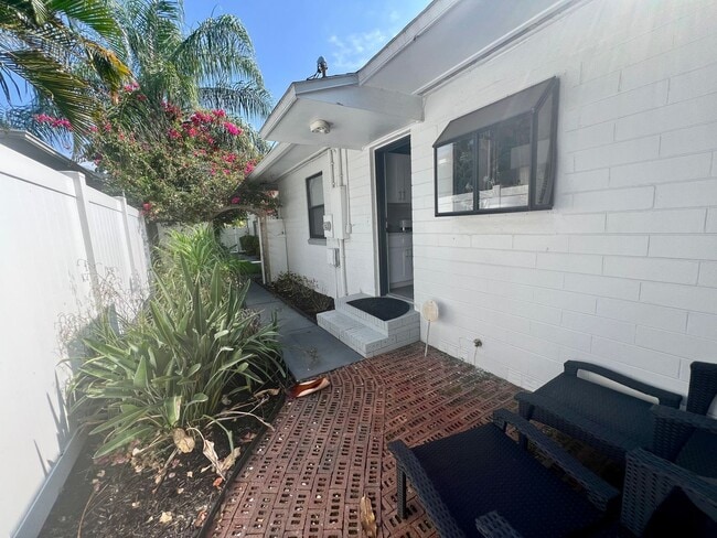 Building Photo - FULLY FURNISHED 2/2 OLD NE BUNGALOW