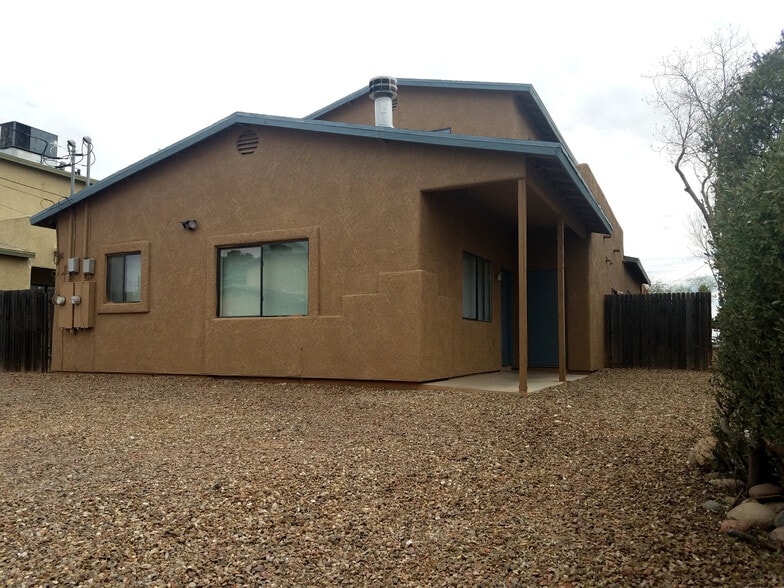 Building Photo - 1409 E Elm St