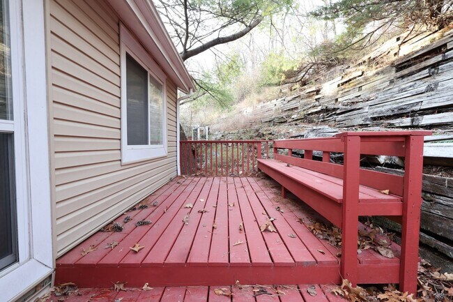 Building Photo - SPACIOUS 3 BEDROOM 2 BATH W/2 CAR GARAGE