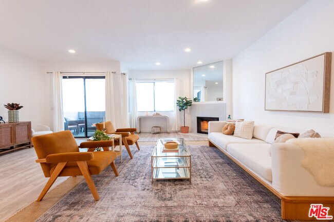 Building Photo - 839 Larrabee St