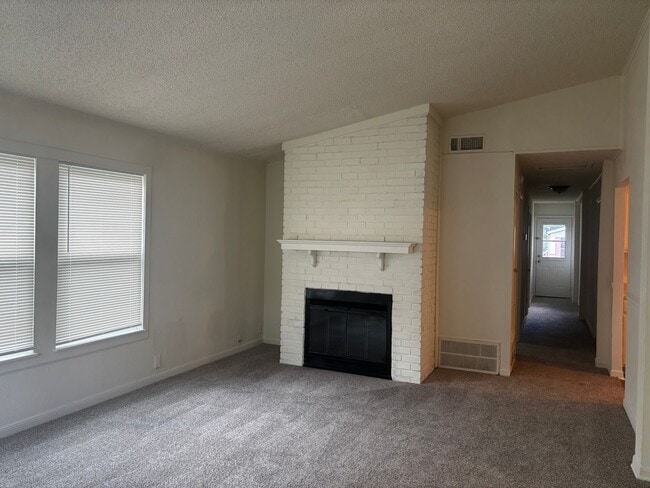 Building Photo - 3 Bedroom 2 Bath