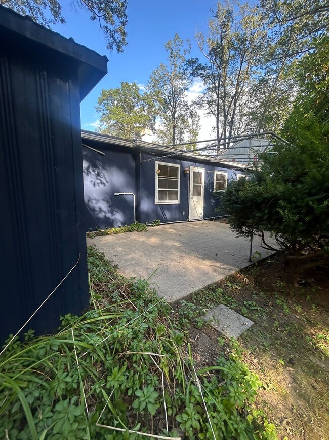 Building Photo - 3 bedroom, 2 bath Ranch House