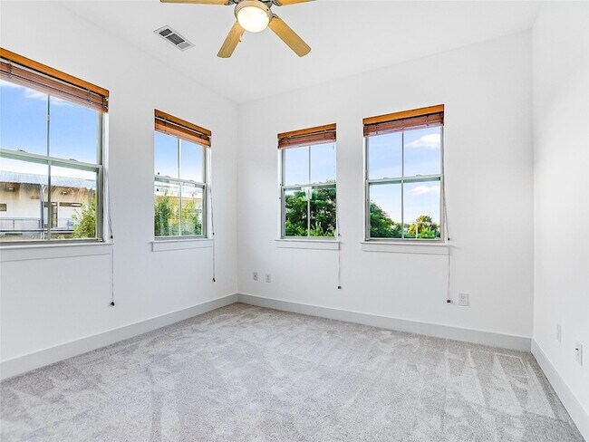 Building Photo - 2520 Bluebonnet Ln