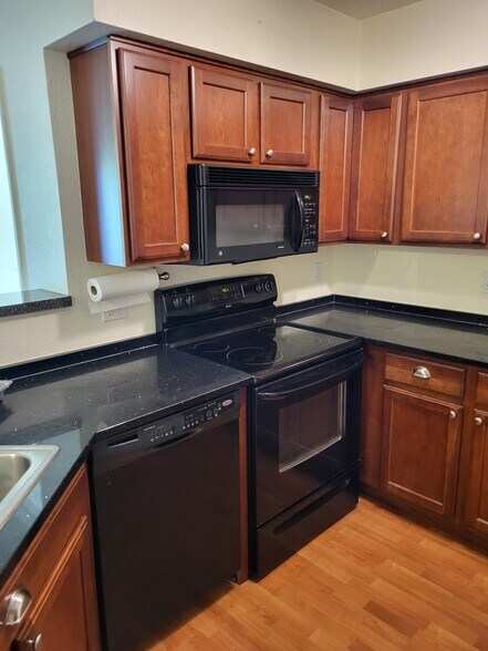 Building Photo - 18400 N Ridge Ct