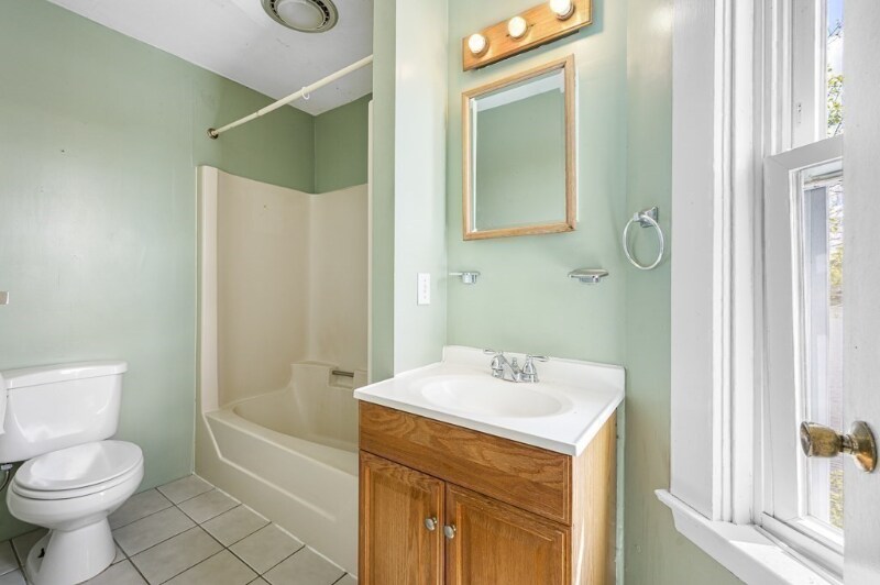 Building Photo - 98 Linwood St