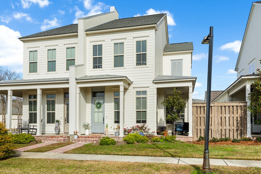 Building Photo - 2032 Perennial Ln