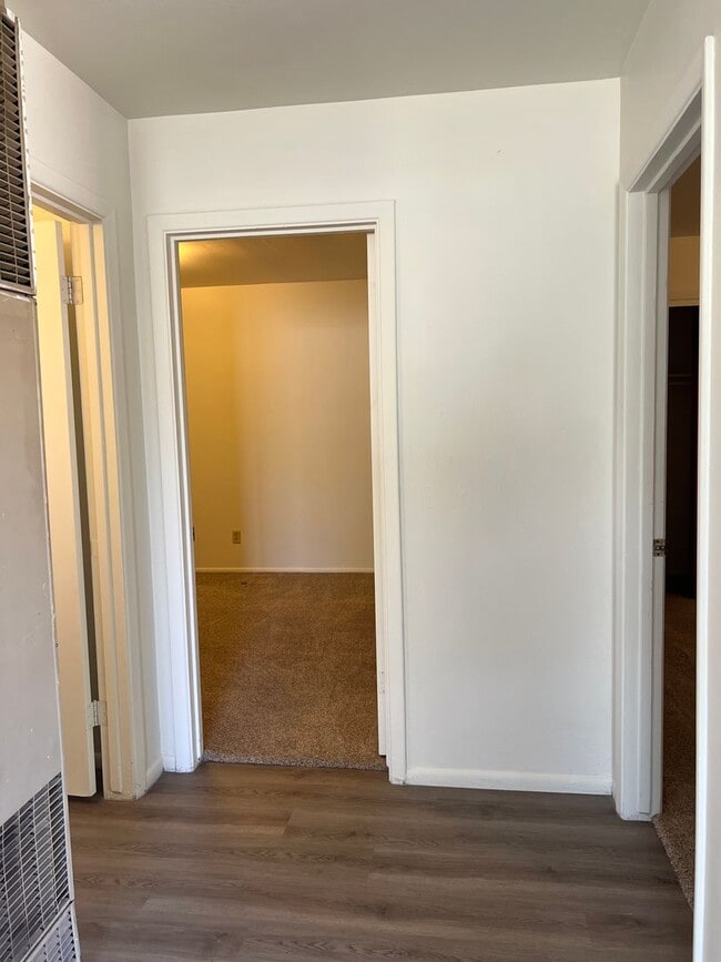 Building Photo - 2bed/1 bath duplex unit