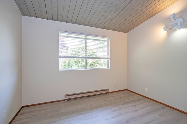 Building Photo - 3-Bed Waterfront Home in Vaughn