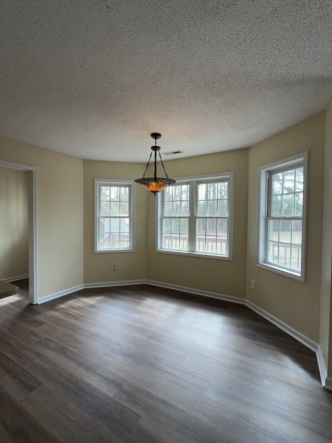 Building Photo - Three Bedroom Two and Half Full Bathroom R...