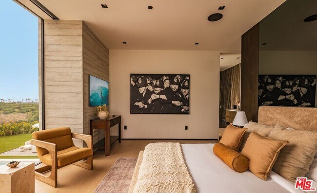 Building Photo - 6889 Dume Dr