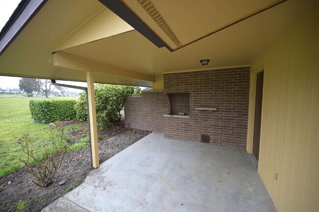 Building Photo - 1 bed 1 bath condo in 55+ community: ALL Utilities included!