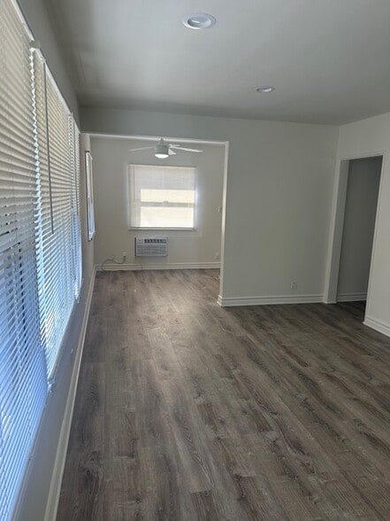 Dining area - 2711 W Victory Blvd