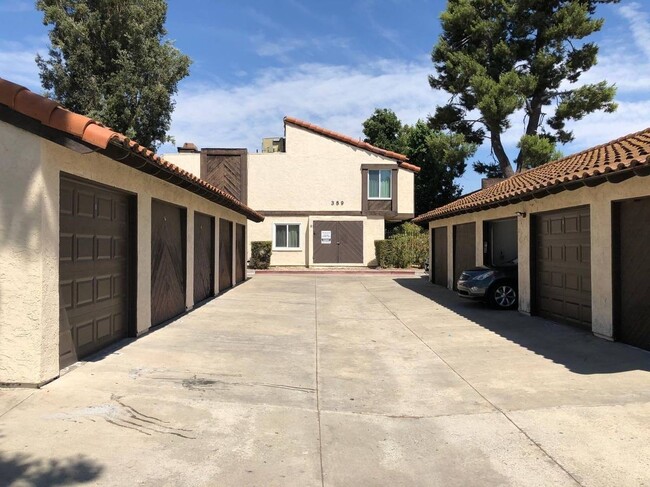 Building Photo - Remodeled Townhome with Garage and Yard in...