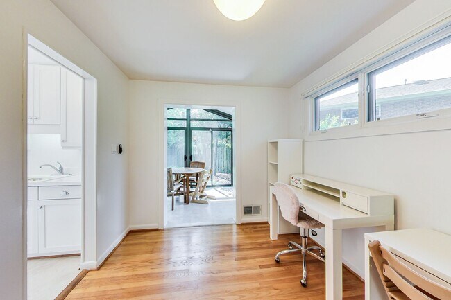 Building Photo - 3 bedroom/2 bath Light Filled Home Located in a Quiet Cul-de-Sac