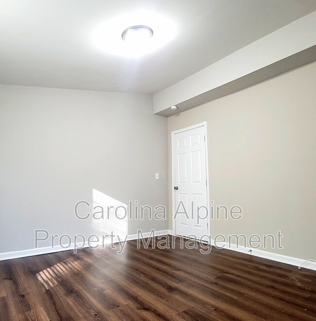 Building Photo - 2037 Pine Dr