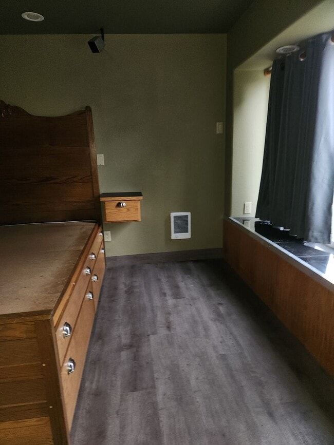 Building Photo - 1-Bedroom 1 Bath