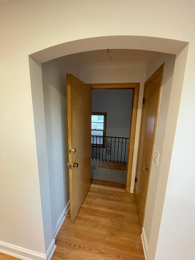 Front entry way - 2200 N Leamington Ave