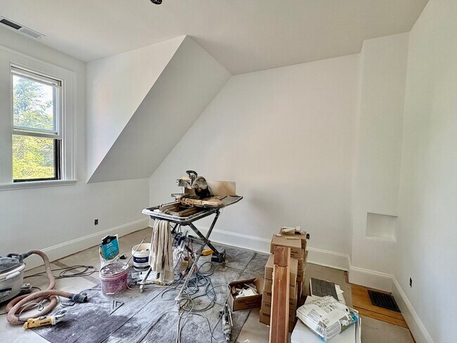 Building Photo - 33 Brewster St