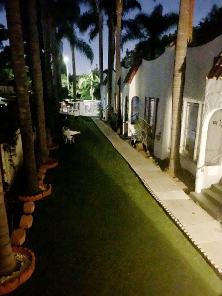 Primary Photo - 806 4/5-805 N Poinsettia Pl