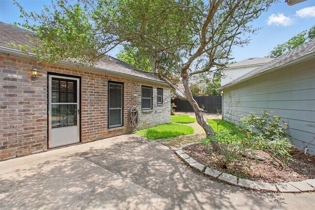 Building Photo - 1302 Dominion Dr