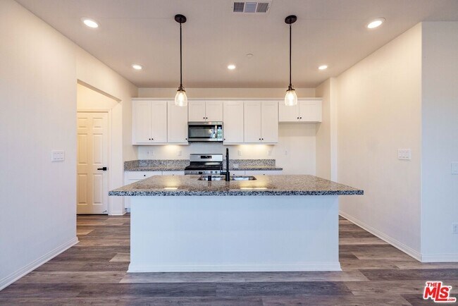 Building Photo - 27639 Sawtooth Ln