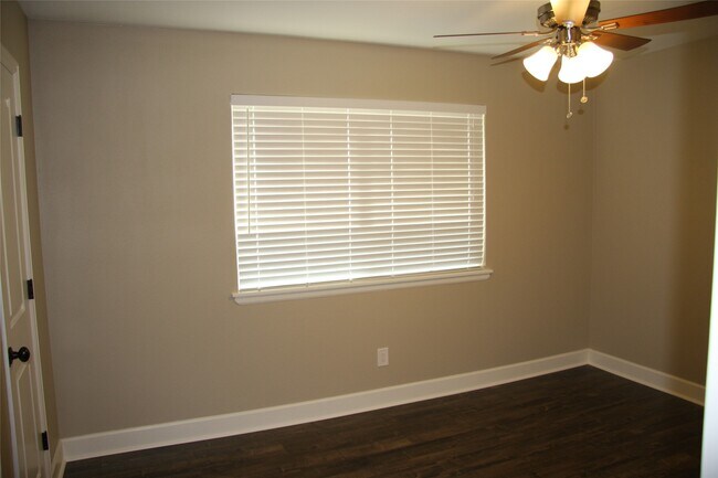 Building Photo - 2227 Highland Hills Dr