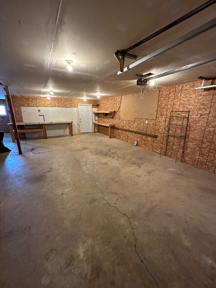 Building Photo - 705 Dakota St