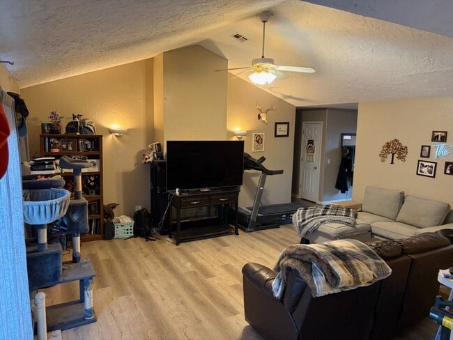 Building Photo - 2202 N Benjamin St