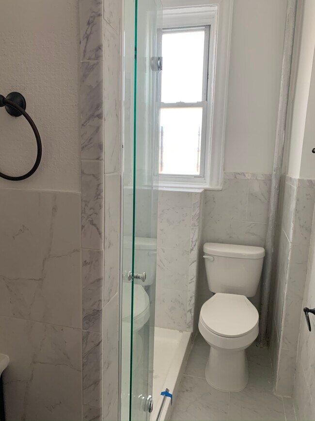 Building Photo - 556 Albany Ave