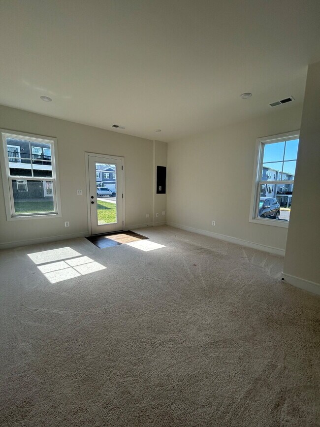 Building Photo - Upgraded 3BR End-Unit Townhome | 3.5 Baths | Garage | Lake Frederick