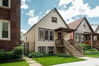 Building Photo - Beautiful 4 Bed 2 Bath home in the heart of Irving Park!