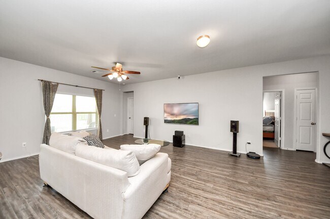 Building Photo - 8620 Havana Dr