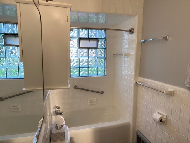 Building Photo - 834 4th St NW