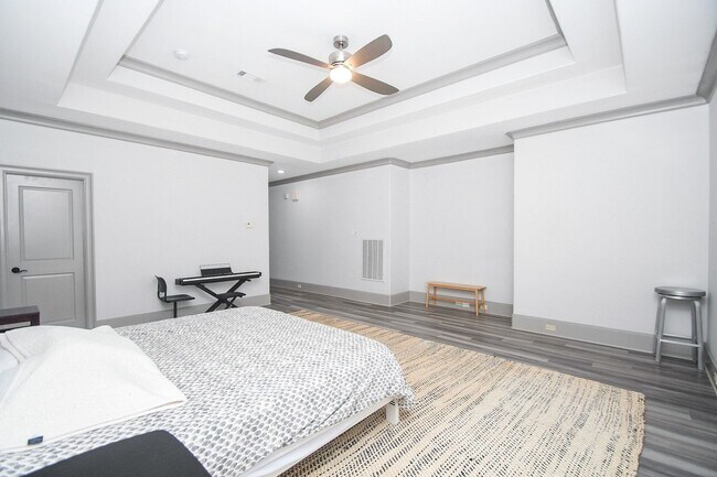 Building Photo - 2702 Tudor Manor