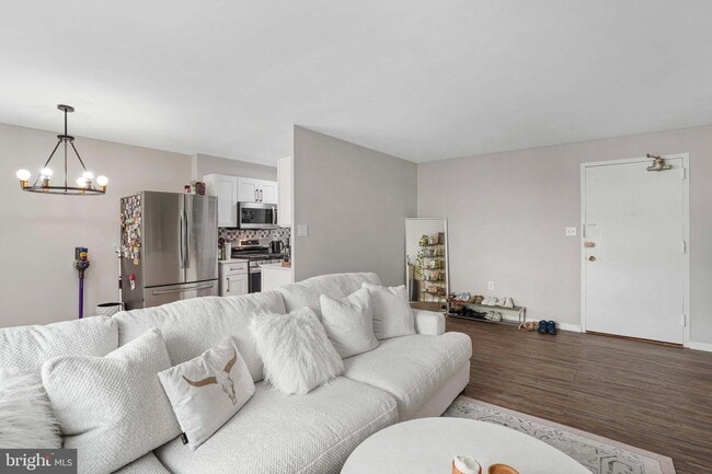 Building Photo - Welcome to this lovely and spacious fully remodeled 1 bedroom, 1 bath condo at The Cavendish